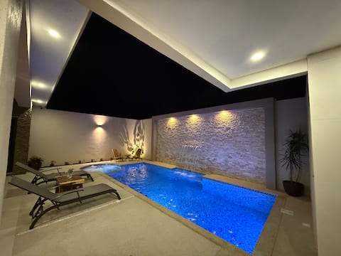 Excellent location, jetty, warm pool