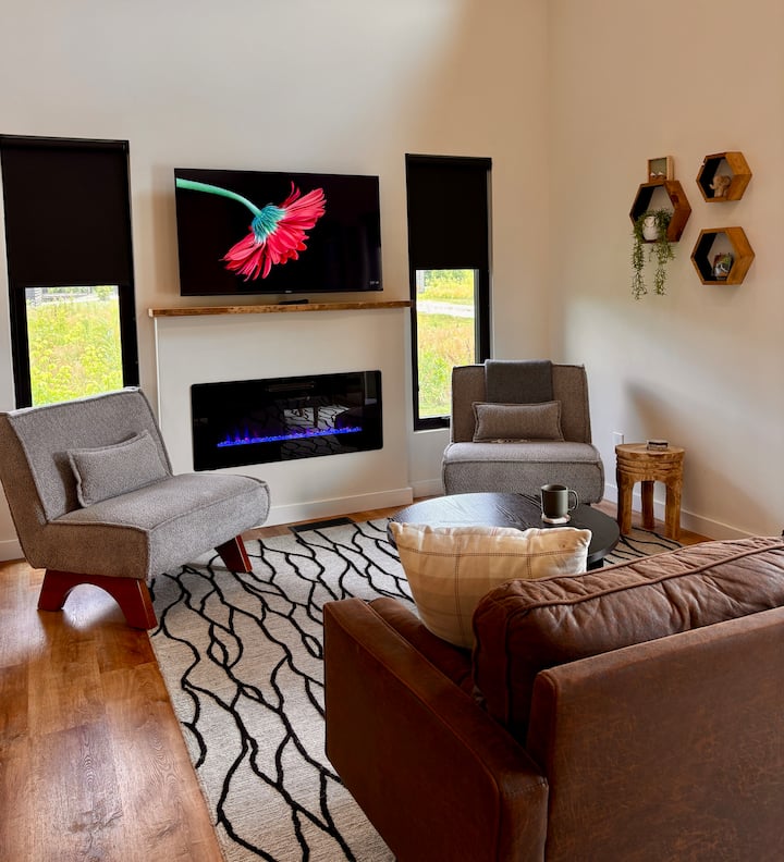Udoban dnevni boravak u Hiker's Havenu sa Smart TV-om i električnim kaminom.
