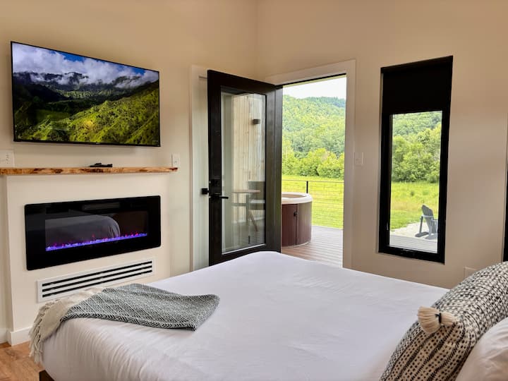 Hiker's Haven – uživajte u pogledu na planine iz svoje spavaće sobe ili uživajte u ugodnoj večeri gledajući Smart TV pored električnog kamina.