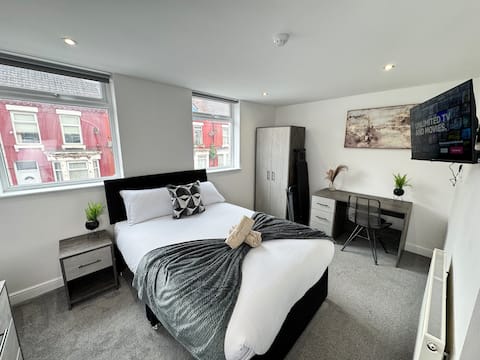 Large Space w/ Dining Table | Free Parking| TVs