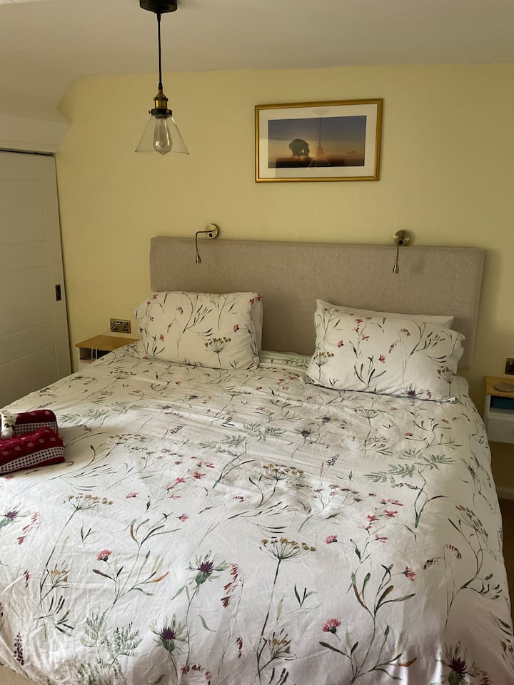 Супер брачен кревет (широк 150-179 см) со гардероба 