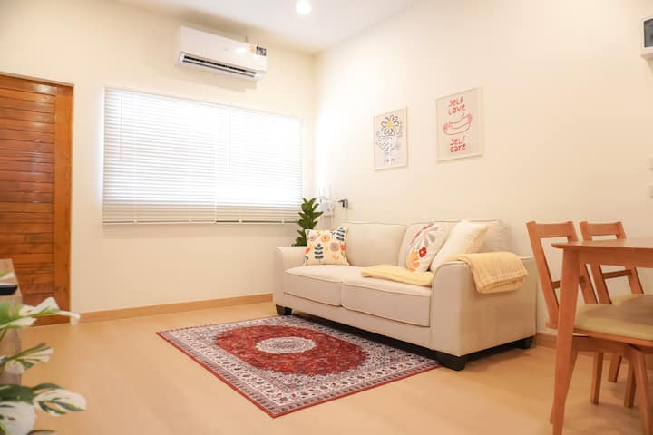 Ontspan in je gezellige woonruimte op de bovenste verdieping met een eettafel, bank, 55-inch LG QNED-tv met Netflix en een mini-keuken met een magnetron, koelkast, waterkoker en keukengerei - perfect voor een langer verblijf of rustige nachten in.