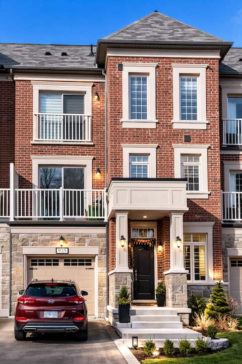 Luxury4BR | Steps to Lake Ontario| Near GO Station