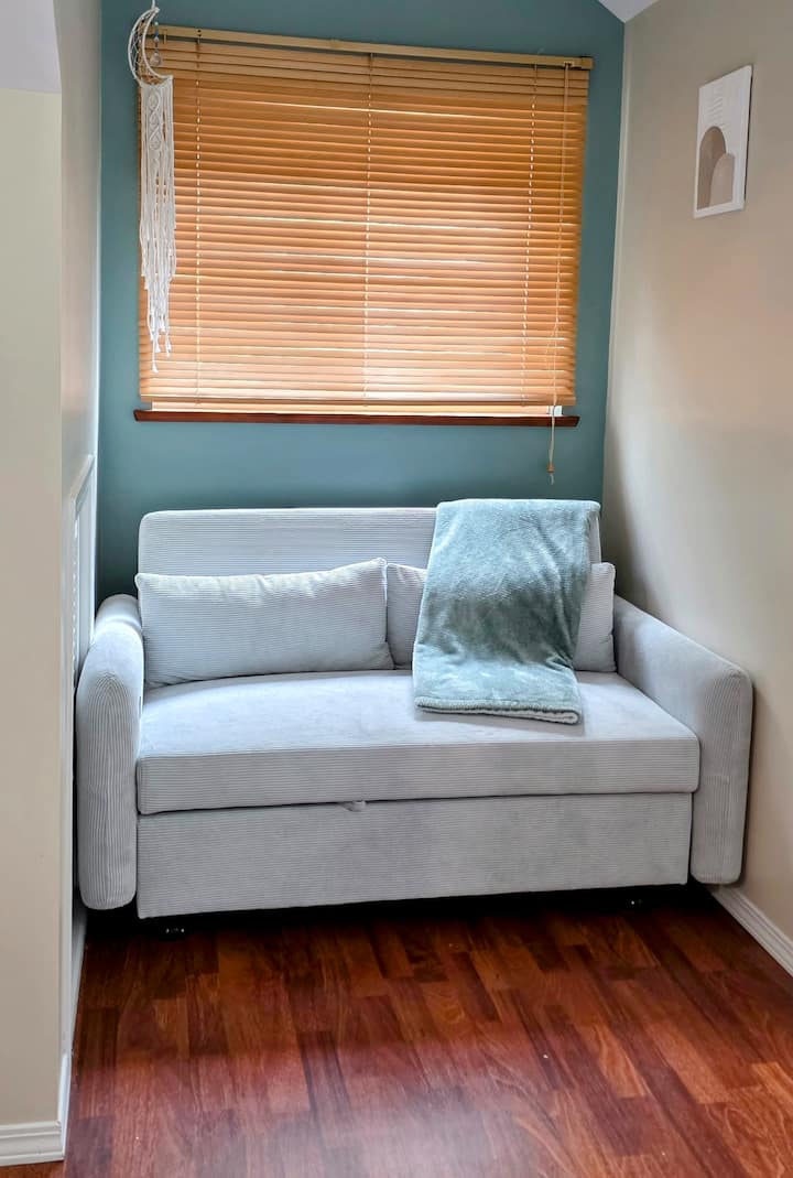 เตียงโซฟาแบบดึงออกได้แบบเปิดประทุนพร้อมพอร์ต USB  โซฟาปรับนอน 2 ที่นั่งพร้อมพื้นที่สำหรับเด็กหรือ 2 คนหรือวัยรุ่นที่จัดเตรียมไว้ในอ่าวน่ารักๆนี้  กว้างประมาณ 47 นิ้วและยาว 53 นิ้ว มีผ้าห่มสำรองให้ในตู้เสื้อผ้าของผู้เข้าพักด้านซ้ายของทีวี