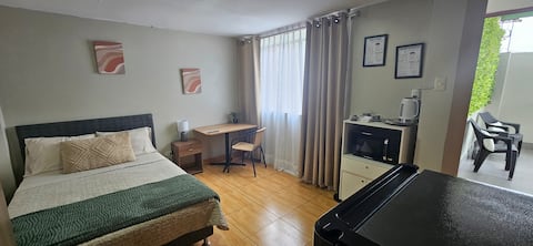 Separate room Los Olivos 20 min from airport