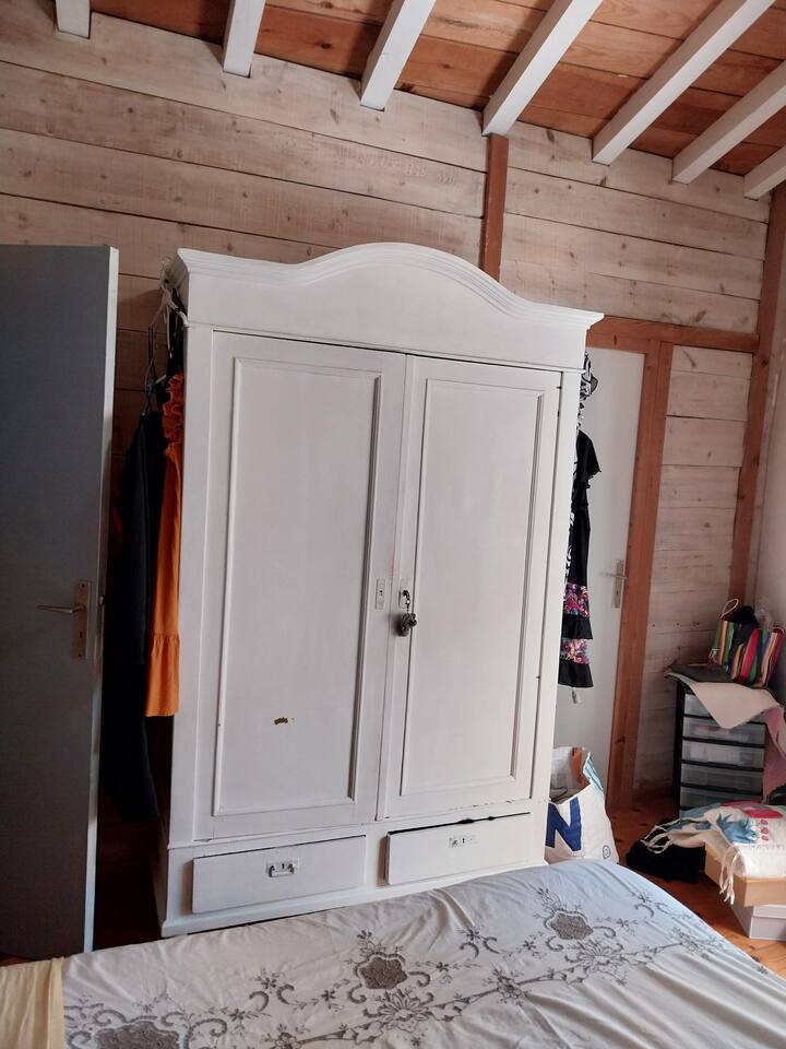 ห้องนอนที่มีเตียงขนาด 90×190 มีตู้ไม้