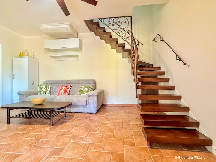 Ngazi ya ndani ya kifahari, maridadi na iliyoboreshwa inayoelekea kwenye ghorofa ya kwanza ya vila