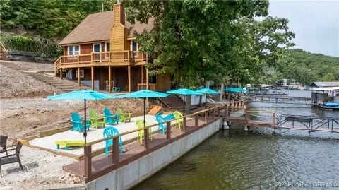 Pet Friendly, dock/ramp/water toys/sandy beach