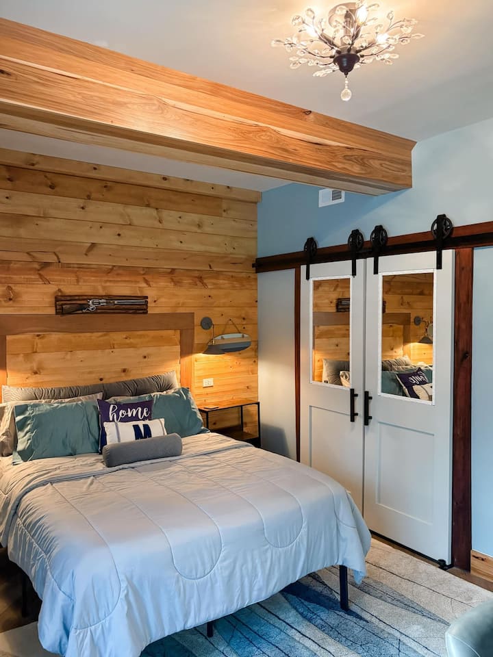 kitanda cha chini cha malkia, uhifadhi wa kabati, mashine ya sauti, feni ya dyson, taa za ukuta, chaja za ukuta za usb, benchi, kituo cha kazi, televisheni