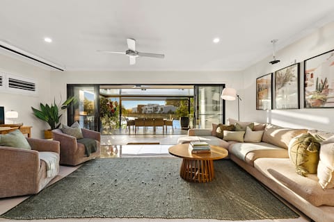 4BR & 4 Bath | Walk to Cafés & Shops| Waterfront