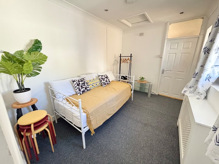 Treforest Apart (May)- Next Station- Free Parking - South Wales