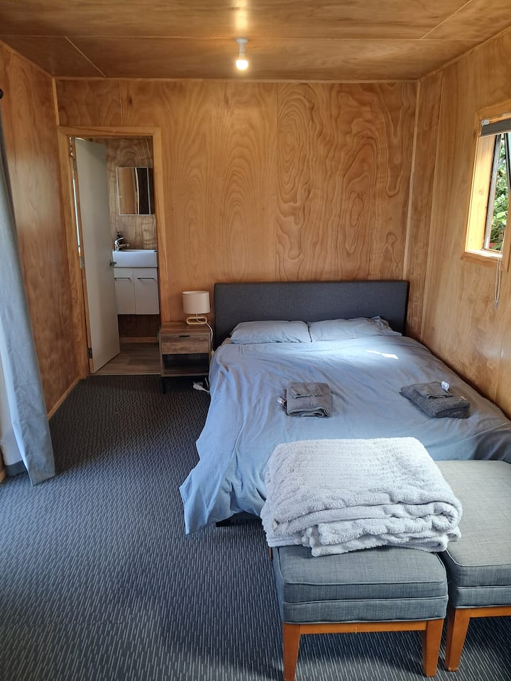 June's Cabin - Porirua