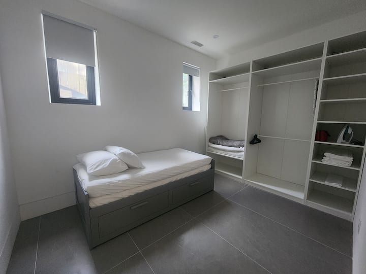 Krevat në dhomë është një divan që shndërrohet lehtësisht në një krevat dopio "king". 