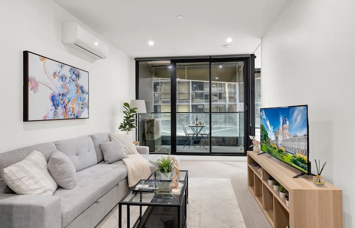 Central Cbd Location | Pool & Gym | 2br 2bath - Melbourne