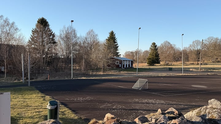 Gård. 2 Hus. Idrottsplats. Bastu. Lekplats. Party. - Värnamo