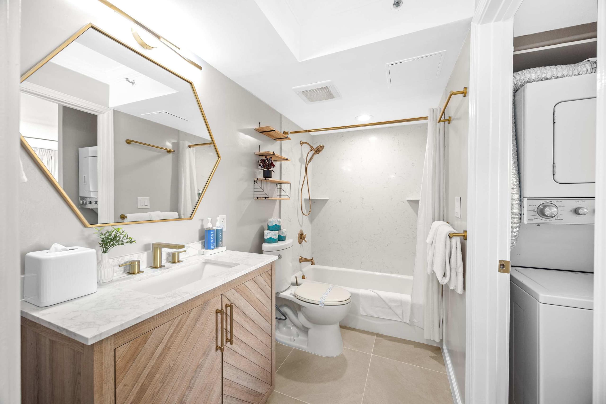 Condo in Honolulu · ★4.53 · 1 bedroom · 3 beds · 1 private bath - Image 26