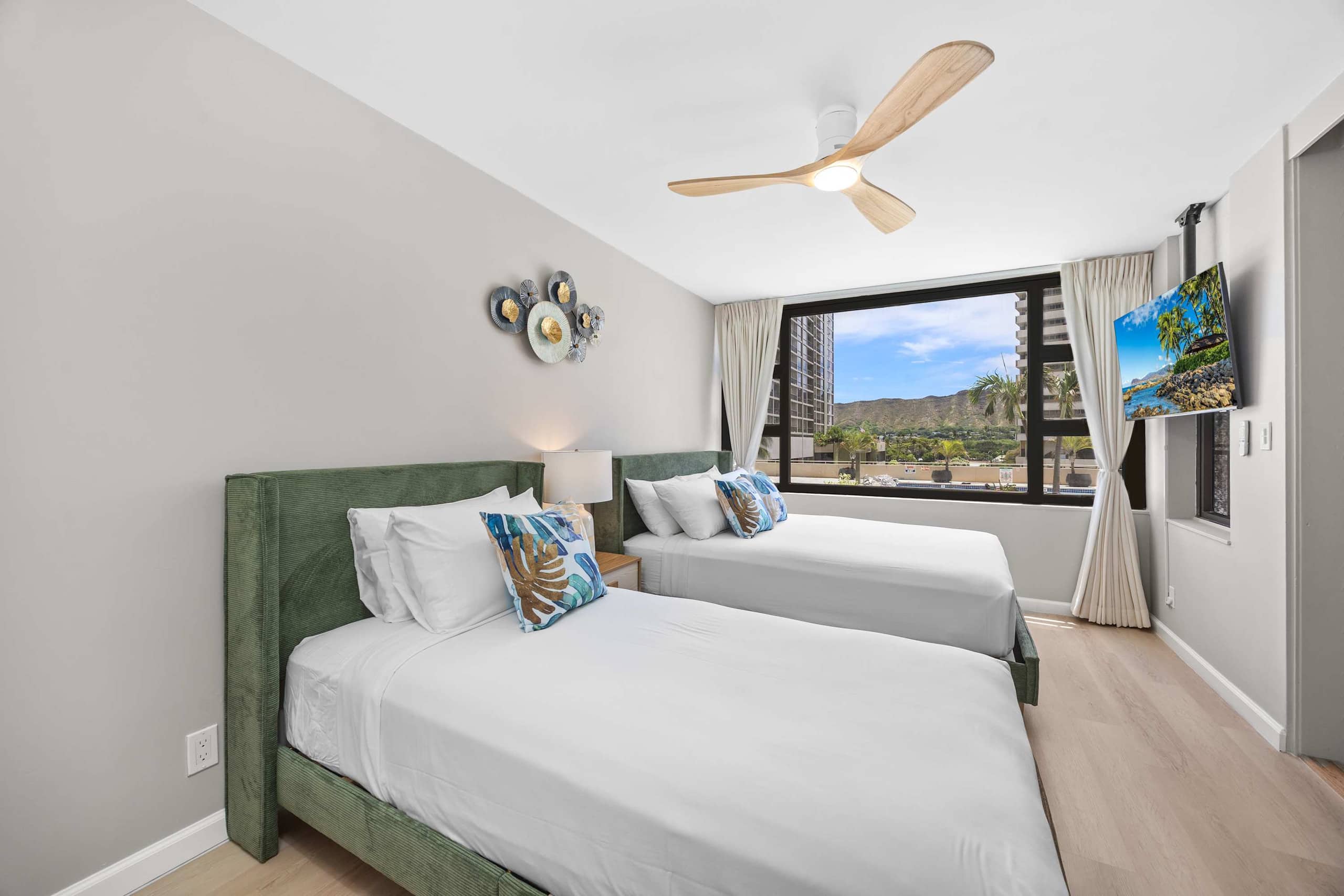 Condo in Honolulu · ★4.53 · 1 bedroom · 3 beds · 1 private bath - Image 18
