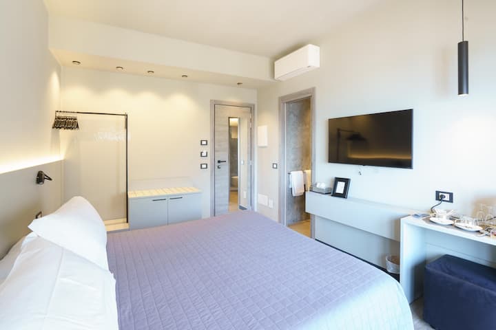 Dormitorio 2 con balcón con vista al mar y ducha con vista al mar