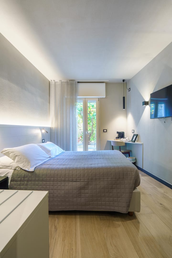 Dormitorio 1 con patio jardín adjunto + baño privado