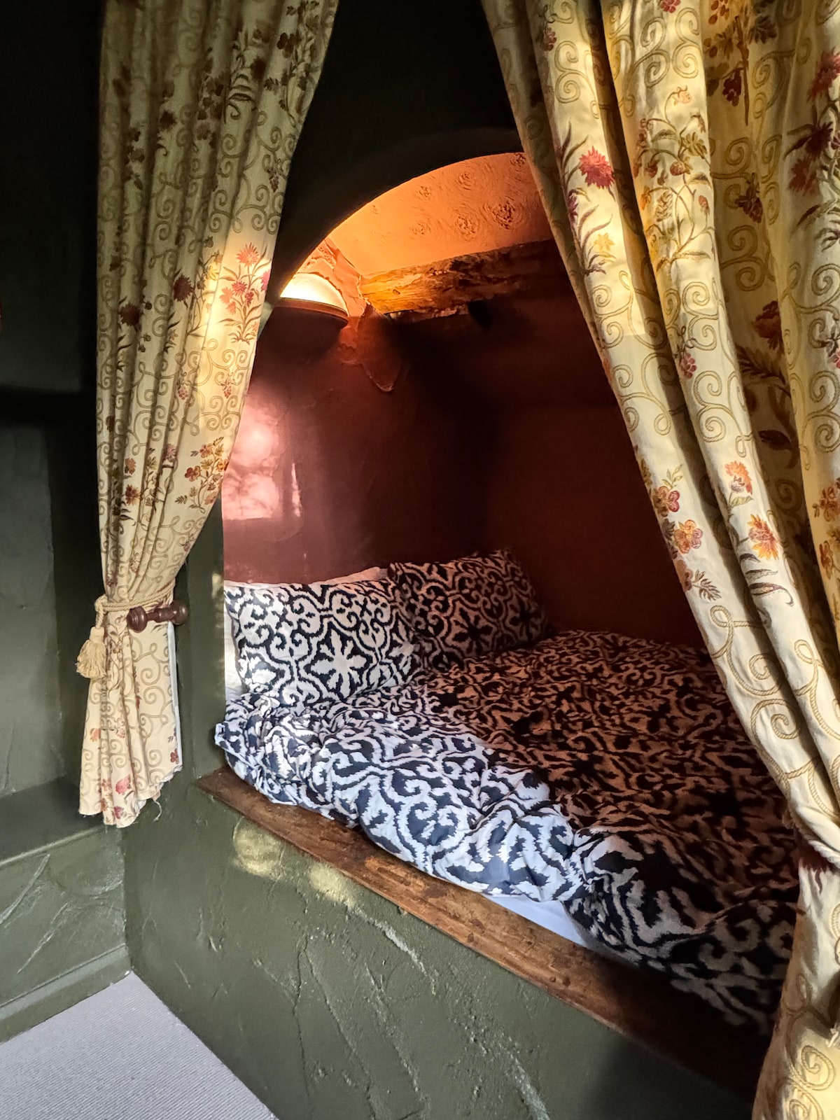 这张舒适的「洞穴」床配有一张加大双人床垫，因此比看起来更大！