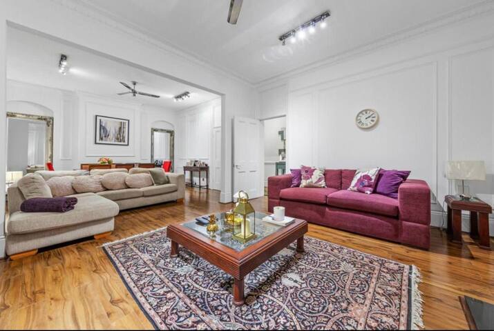 Stunning 3 Bedroom 3 bathroom Edgware Road gallery image 2