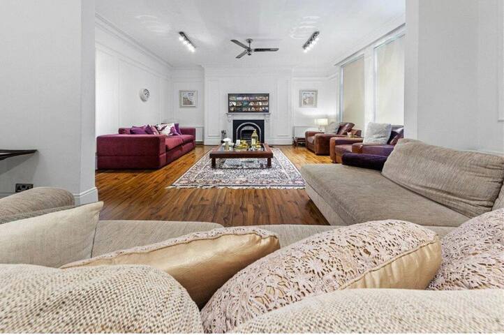 Stunning 3 Bedroom 3 bathroom Edgware Road gallery image 5