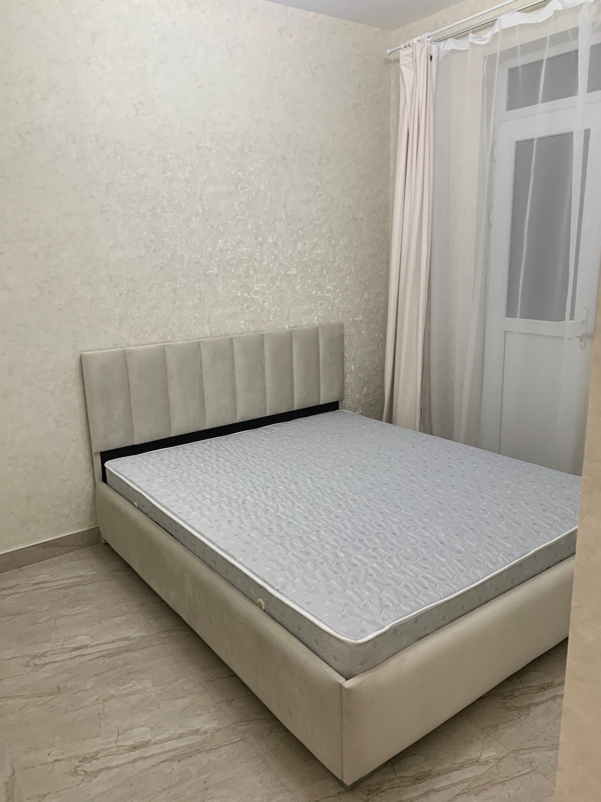 Chumba cha kulala kilicho na roshani iliyo wazi