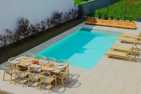 Air-conditioned villa with heated pool, close to the sea