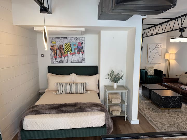 KLASSISKT öppet loft bdrm för 2: öppet till köket, vardagsrummet och 2:a badrummet. Det finns ingen "sovrumsdörr", men när 2 personer är i den primära sviten kan de var och en njuta av avskildhet eftersom den primära sviten är en våning under den andra sängen, åtskilda av trappor