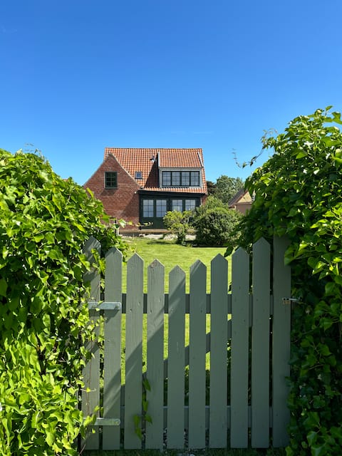 Ocean view & coziness in a stylish summer house on Langø