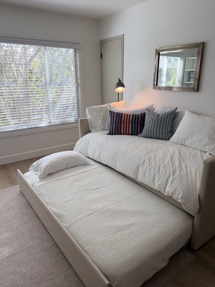 Chambre/bureau avec un lit gigogne (2 matelas jumeaux)