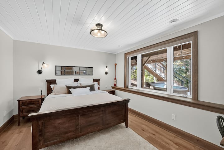 Петта спална соба („Боровата соба“) - долу
- брачен кревет (широк 180 - 2
- Вграден плакар
- Биро