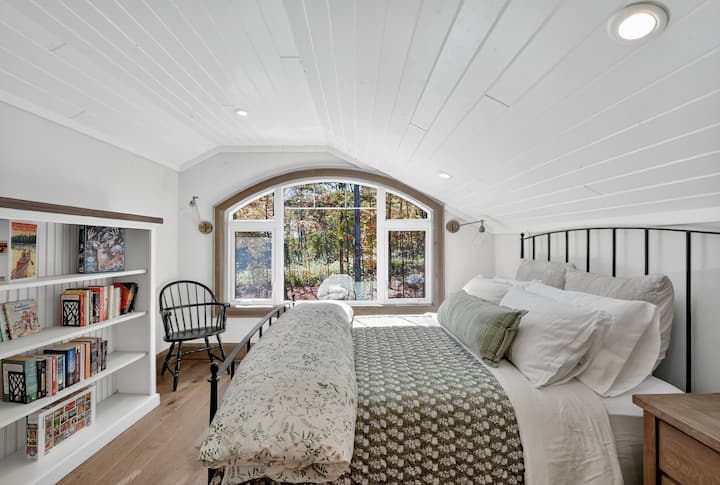 Трета спална соба („Прибежиште за писатели“) - поврзана со поткровјето 

- Брачен кревет (широк 150-179 см)
- Големо биро и стол (не е прикажано на сликата)
- Нема плакар, но има две ноќни масички со големи фиоки