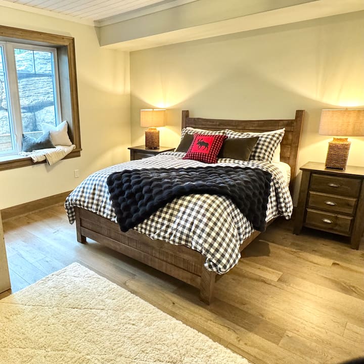 Шеста спална соба — долу
- Брачен кревет (широк 150-179 см)
- Целосен плакар