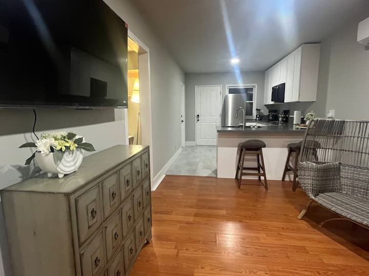 Descanso Apt: Private, Office, King Bed,58”tv, W/d - Riverside, CA