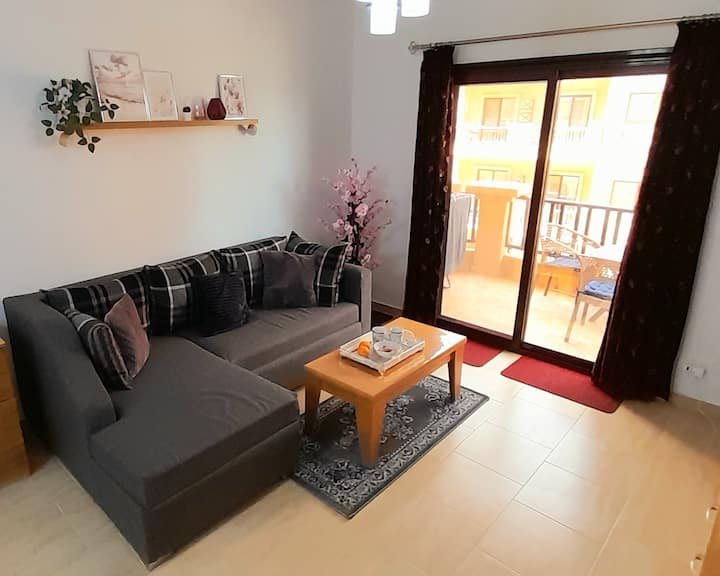 Kona ya sofa yenye starehe yenye runinga ya inchi 50 ikiwemo Wi-Fi, Netflix na chaneli ya Disney