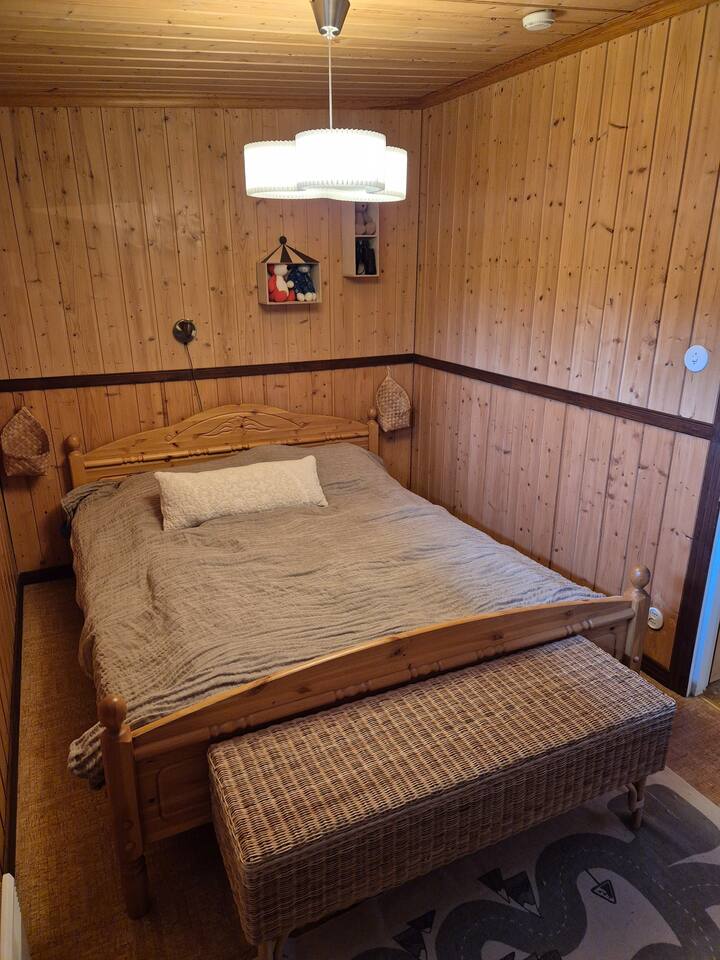 160 სმ ‑ იანი საწოლი 15 სმ ‑ იანი ზომით. Საწოლის ბოლოში, სკამზე, სხვადასხვა სამაგიდო თამაშია.