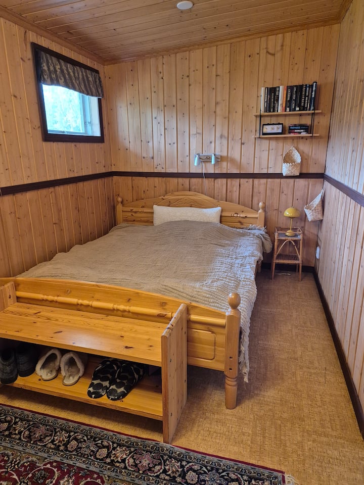 Დედოფლის ზომის 160 სმ ‑ იანი საწოლი და პატარა თარო კედელზე, რომელიც სტუმრობის განმავლობაში უნდა ისესხოთ. Ძირითადად ფინურენოვან ზრდასრულთა რომანები და დეკადრები. 