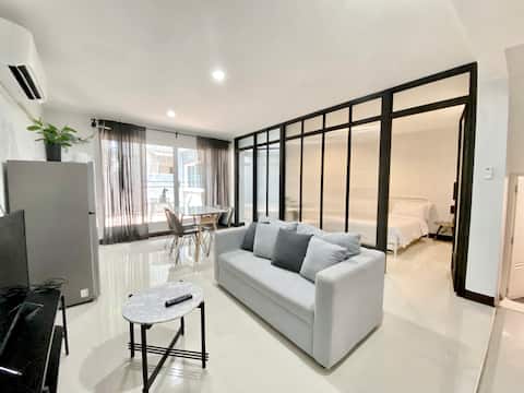 S1 - Cozy 2 BR, Spacious Terrace! City Center!