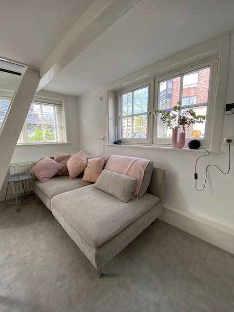 Top Airbnb: Cozy studio by the canal. in Centrum