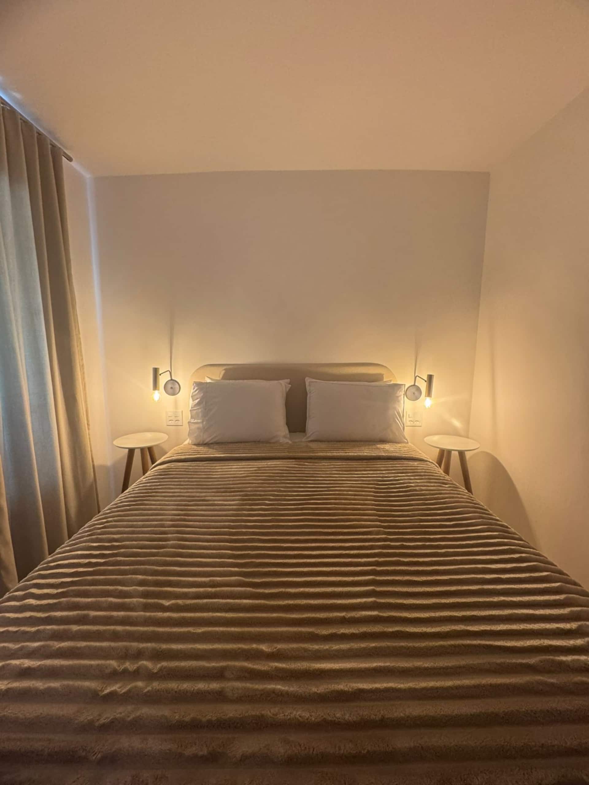 Cama de casal com roupas de cama de algodão