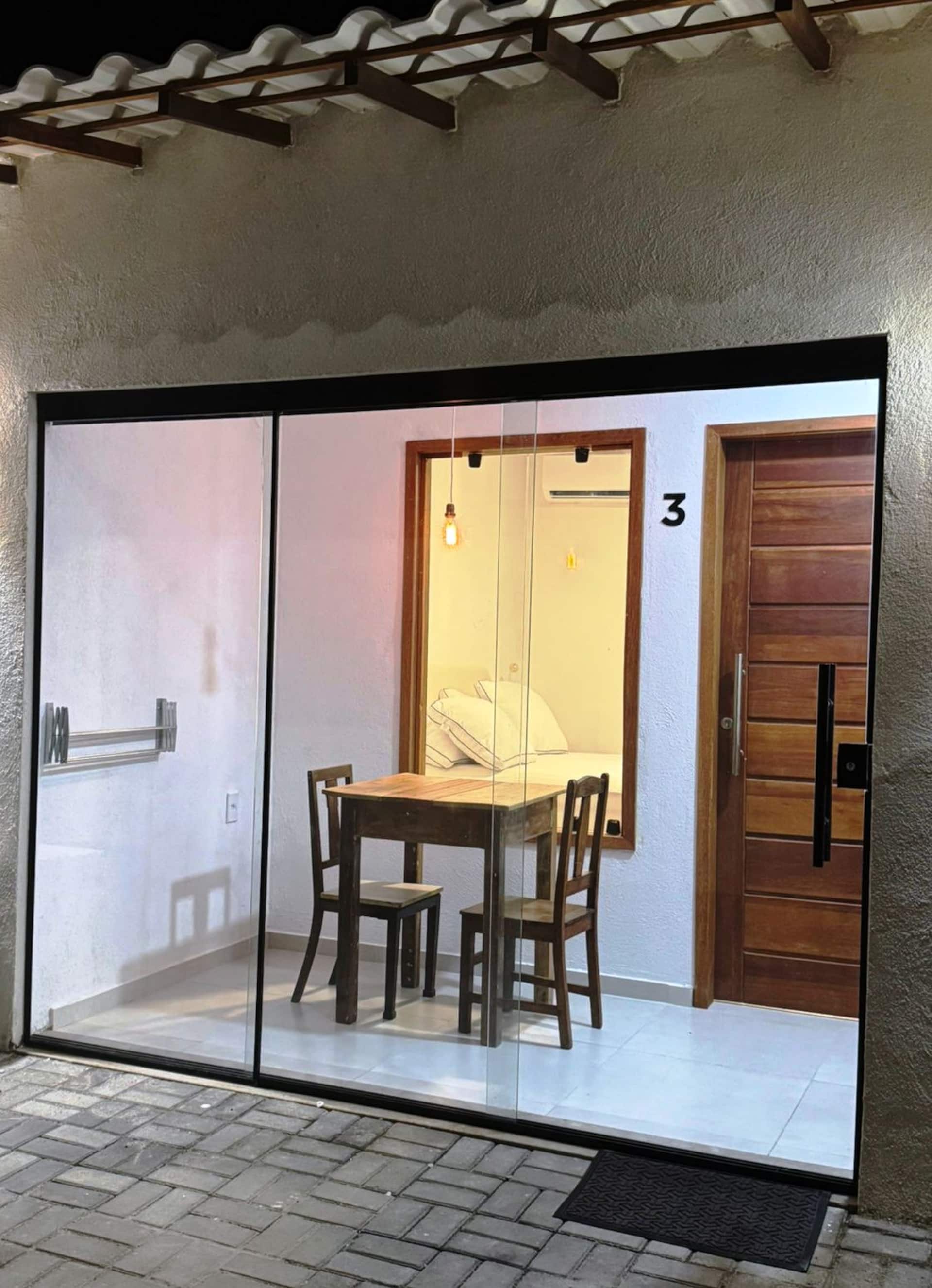 Fachada em vidro do loft 3, à noite