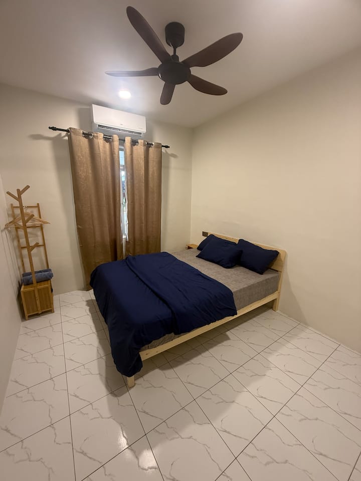 El colchón de 11 pulgadas viene con edredón. 