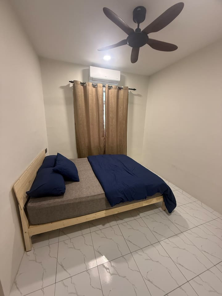 Colchón de 11 pulgadas. Vienen con edredón.