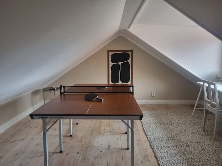 Arriba, hay una sala de estar/oficina que también se puede utilizar como un altillo para dormir con dos colchones de suelo. Sin embargo, tenga en cuenta que el techo es bajo en la planta superior y que las escaleras no tienen pasamanos.