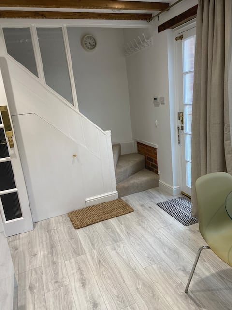 Successful Airbnb property: 2 bed cottage in central Farnham in Waverley