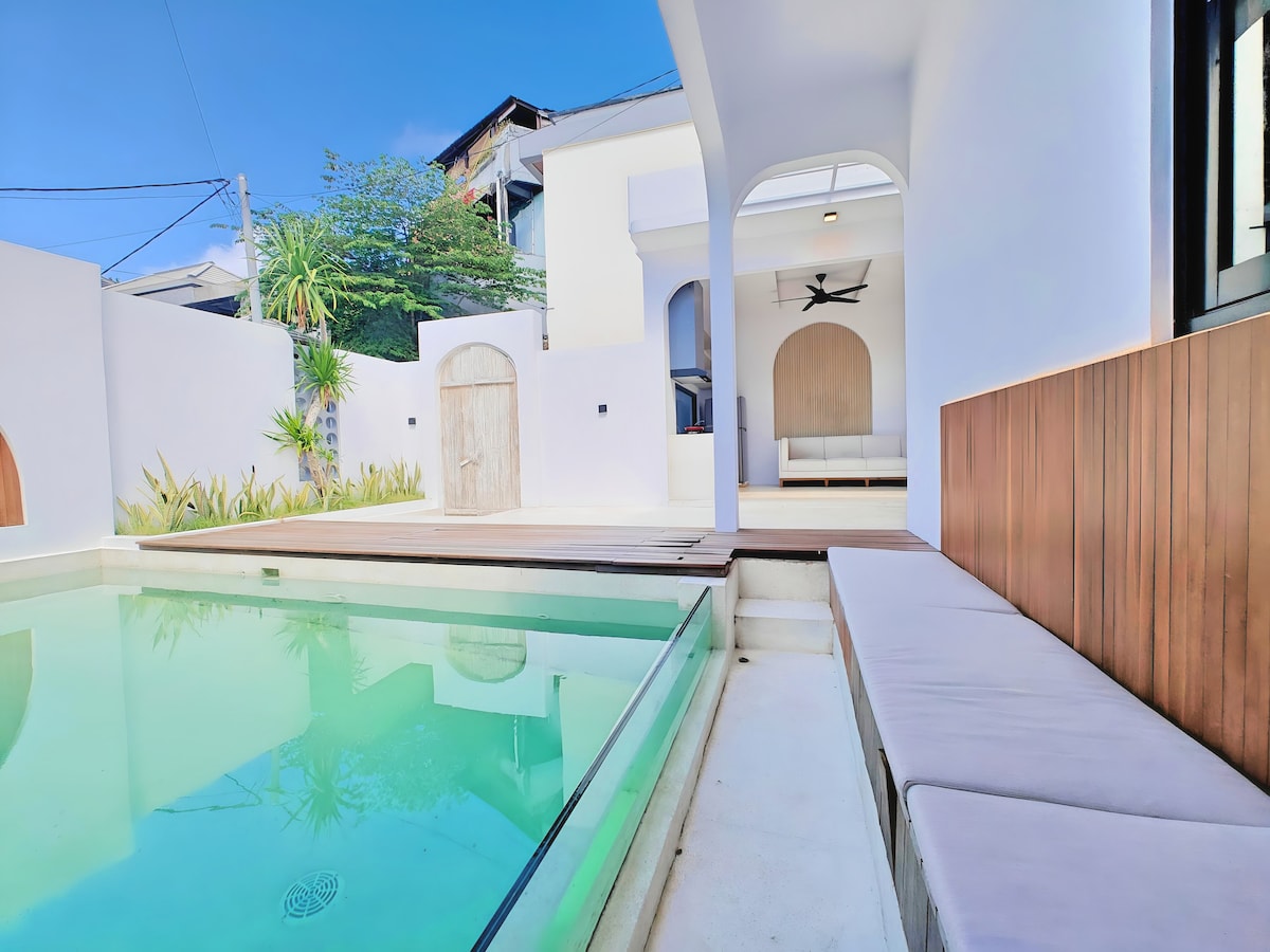 Home in South Kuta · 2 bedrooms · 1 bed · 2 private baths, сопоставимый объект Airbnb