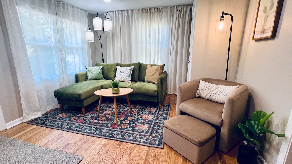 Top performing Airbnb: Walk Downtown, Entire House, Fire Pit, Yard in Dahlonega