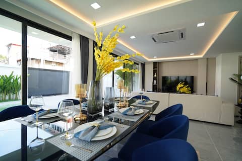 Brand New Luxury Detached Villa 4 Bedrooms 5 Bathrooms Garden Pool 8-10 People/Close to 711/Night Ma