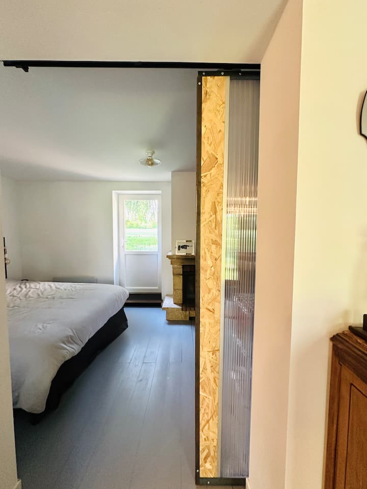 Entrée depuis le salon par une porte coulissante